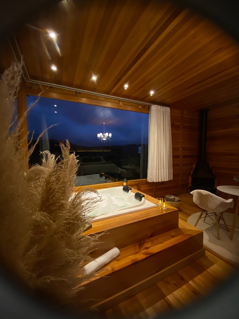 Romantic Getaway w/ Jacuzzi and Breakfast in Rancho Queimado